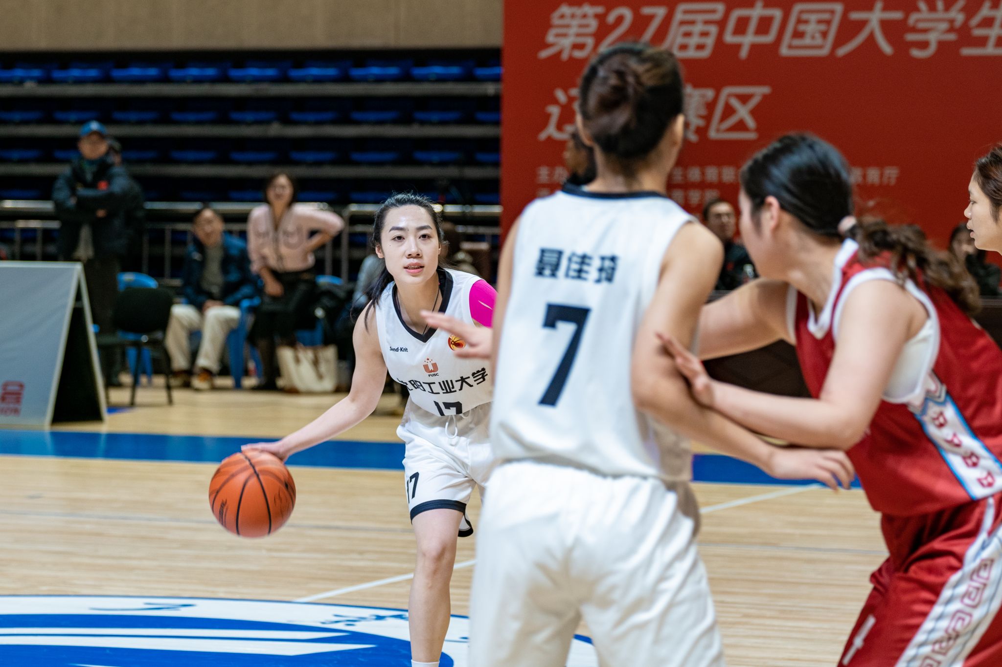 高尔夫赛场再起风云：漠南鲨队队小胜南城独角兽队，脚步移动更到位主场山呼海啸(高尔夫球员吴迪)