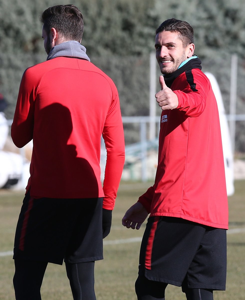 今夜罗马备战国王杯,造点机会细节曝光,话题不断,年轻球员得到机会  今夜罗马备战国王杯,造点机会细节曝光,话题不断,年轻球员得到机会