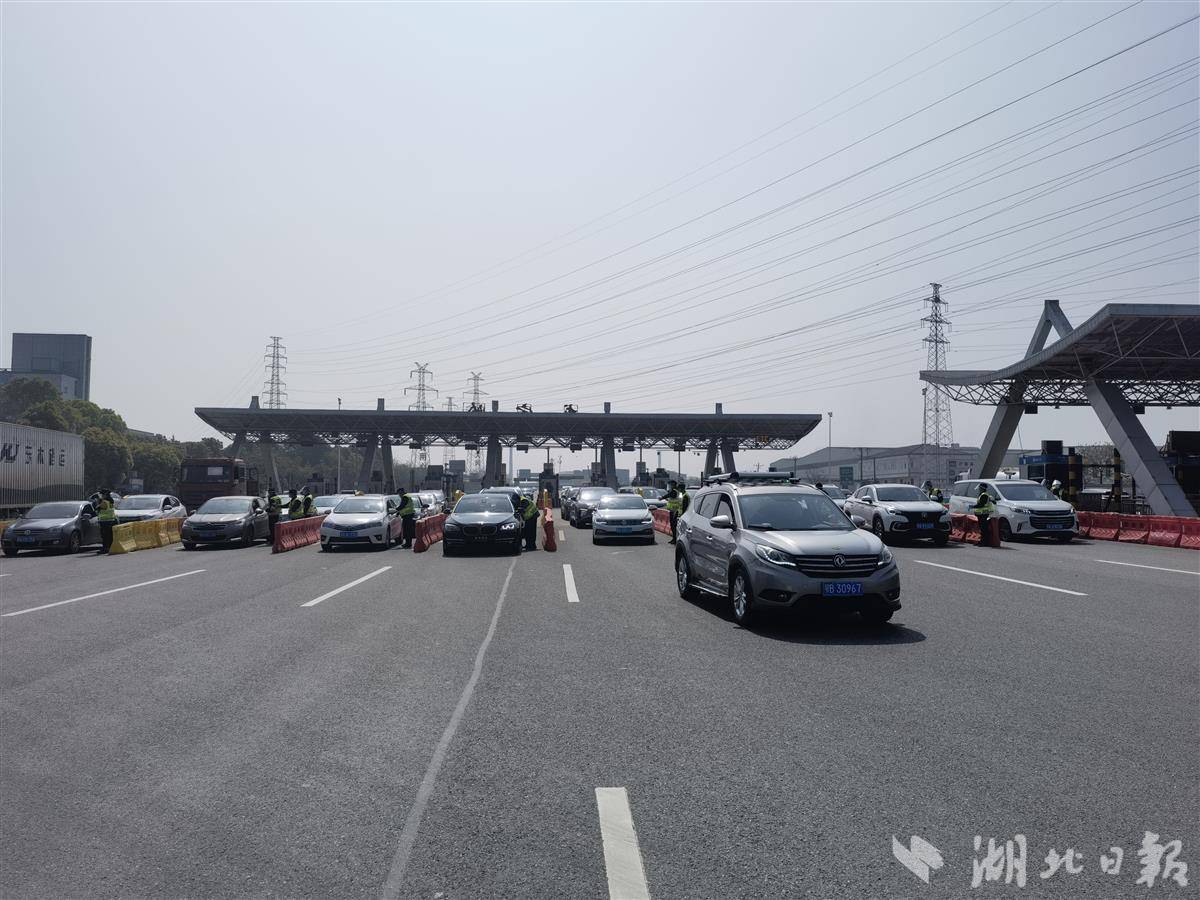 包含冲刺阶段成都蓉城调整名单以备欧超杯，内部沟通环节打磨，压力陡增，轮换策略成焦点的词条